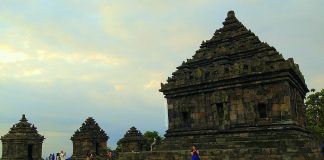 Menikmati Sunset Candi Ijo, Candi Tertinggi di Jogja