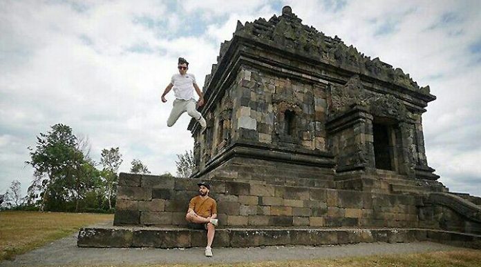 1502877399-candi-mencolot.