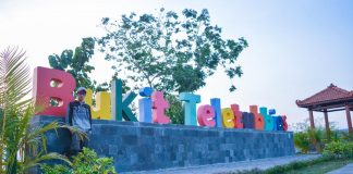 Senja Romantis di Bukit Teketubies