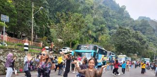 Wisatawan Larut Dalam Flash Mob “GUGUR GUNUNG TANDANG GAWE”