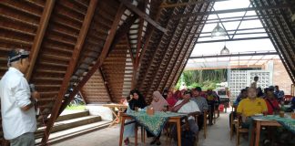 Pengelola Desa Wisata Pulesari Dilatih Membuat Ecoenzyme